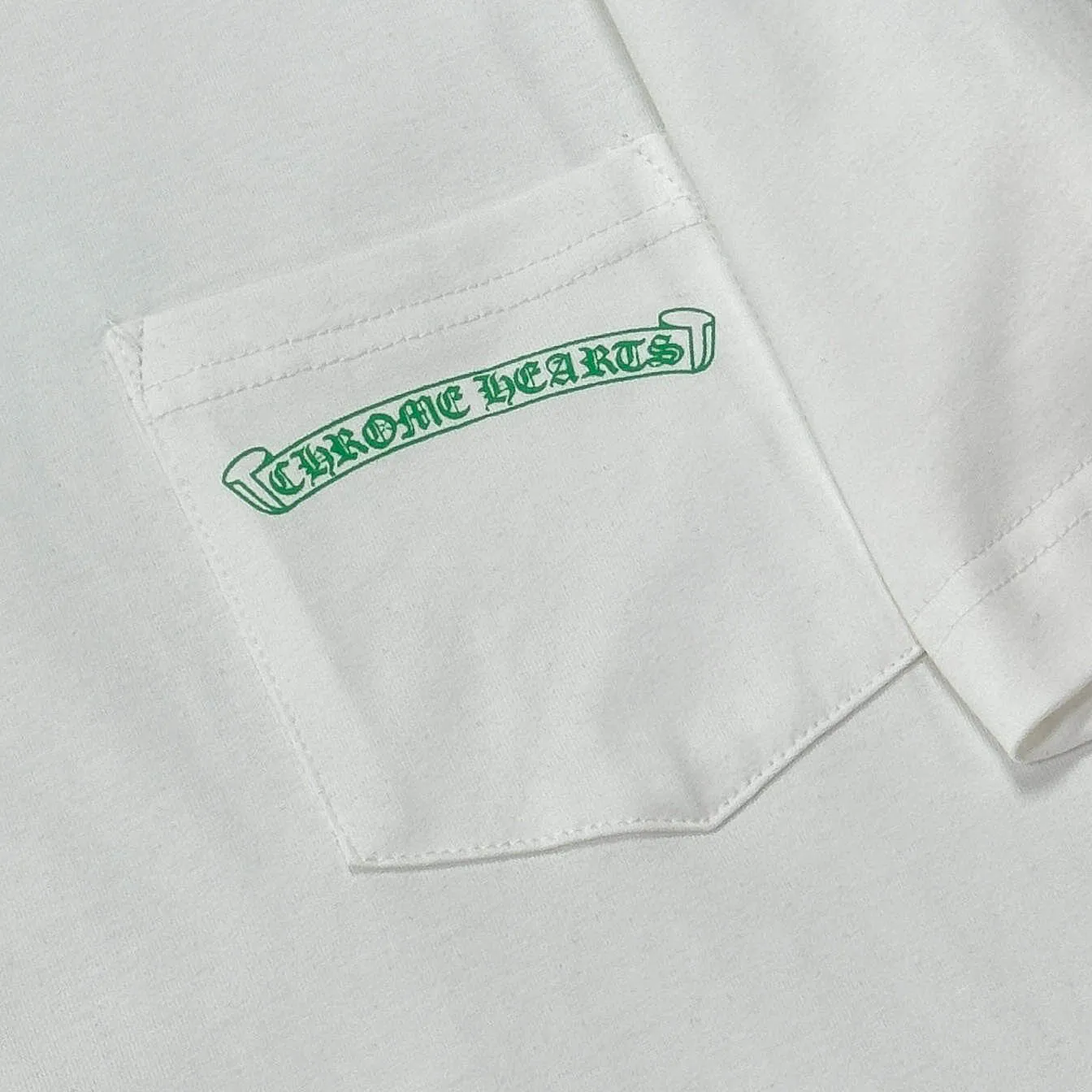 P180 Chrome Hearts Chrome Hearts 25 high-end versions. The fabric is made of 300 grams of high-density pure cotton. It does not deform or shrink. It has three labels. It is the same style for men and women. Technology: suede foaming + digital printing. Color: white, black. SIZE: S-XL.